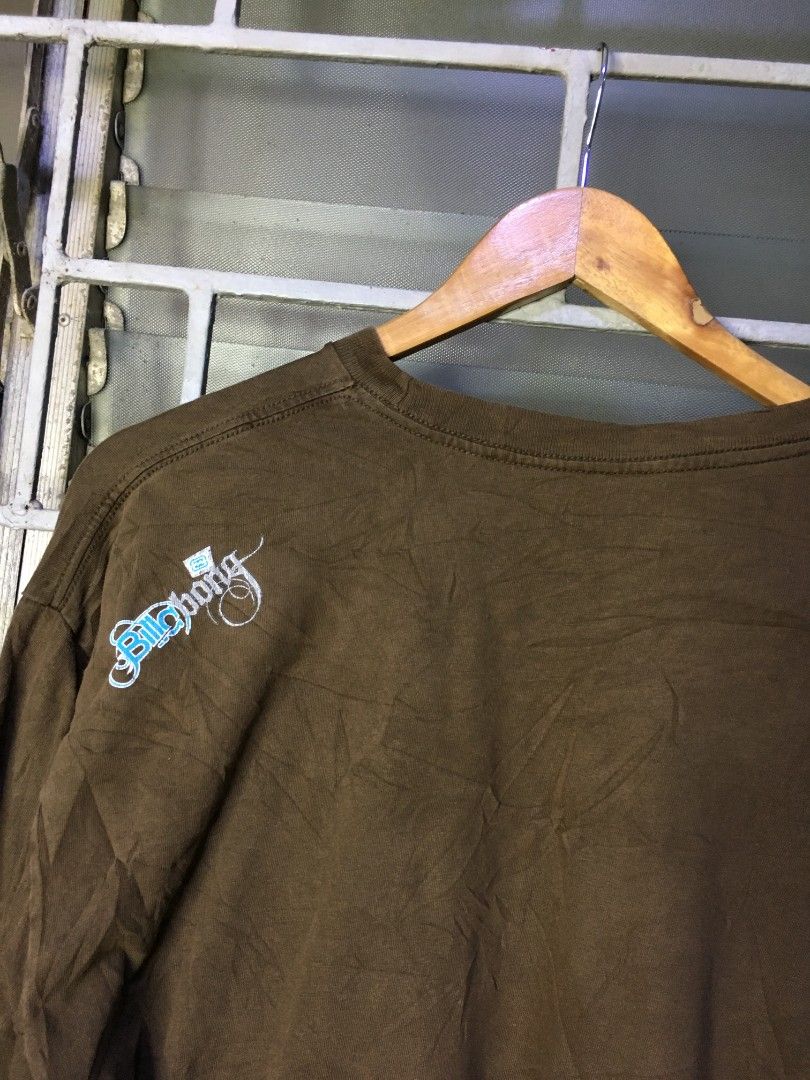 Vintage y2k Billabong (Category: Tshirts & Polo Shirts ) located in Cabuyao City. Submitted by roronhilira (Listing ID 1466112143, Image 3). Description: Vintage y2k Billabong Long sleeve Cut hardtag Fit large 23 width 28 length hairline crack due to aged 600 plus ship DM 📥.