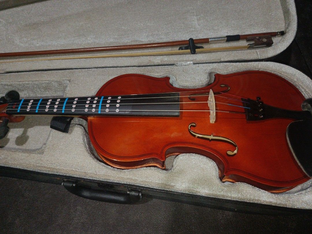 Violin, Cremozart (Category: Musical Instruments) located in Lubao. Submitted by evaagayllee (Listing ID 1466080150, Image 2). Description: cremozart 4/4 violin, ilang beses lang ginamit. STILL NEGO FOR SURE BUYER. not sure if where origin.