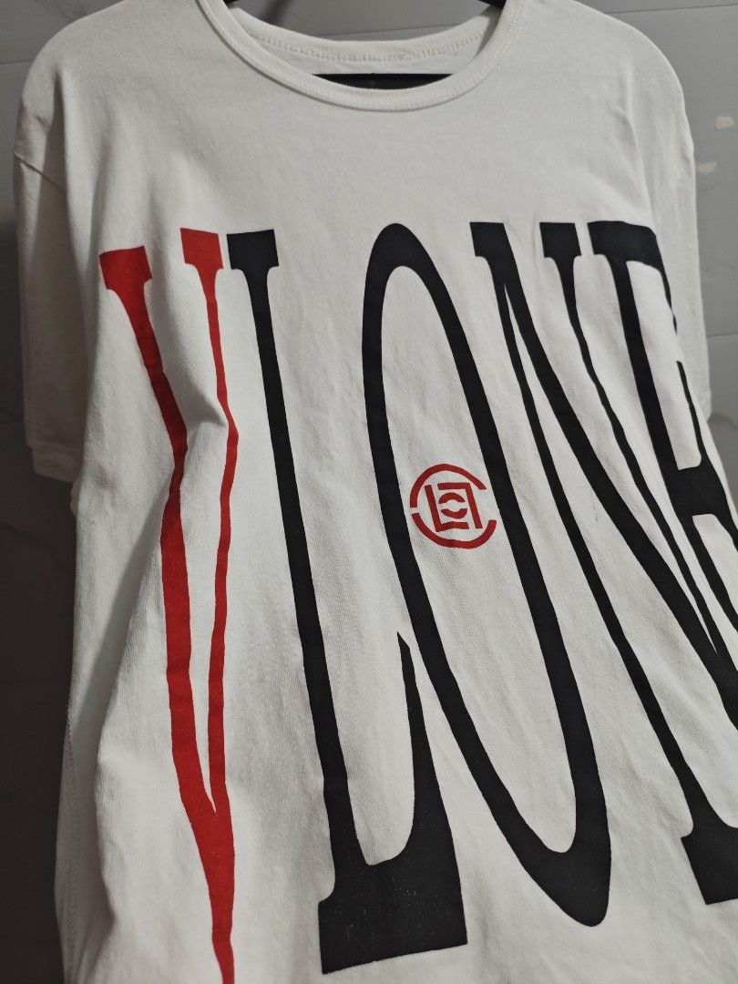 Vlone Dragon V Graphic Men Tshirt (Category: Tshirts & Polo Shirts ) located in Baguio. Submitted by jayjay_apparel01 (Listing ID 1466023888, Image 3). Description: Vlone Dragon V Graphic Men Tshirt Color Rate 9.5/10 Flaw Minimal Crackprints With Washtag Makapal Tela Cotton Machine Washed Size Large Dimes 21 Width 28 Length Price P299.