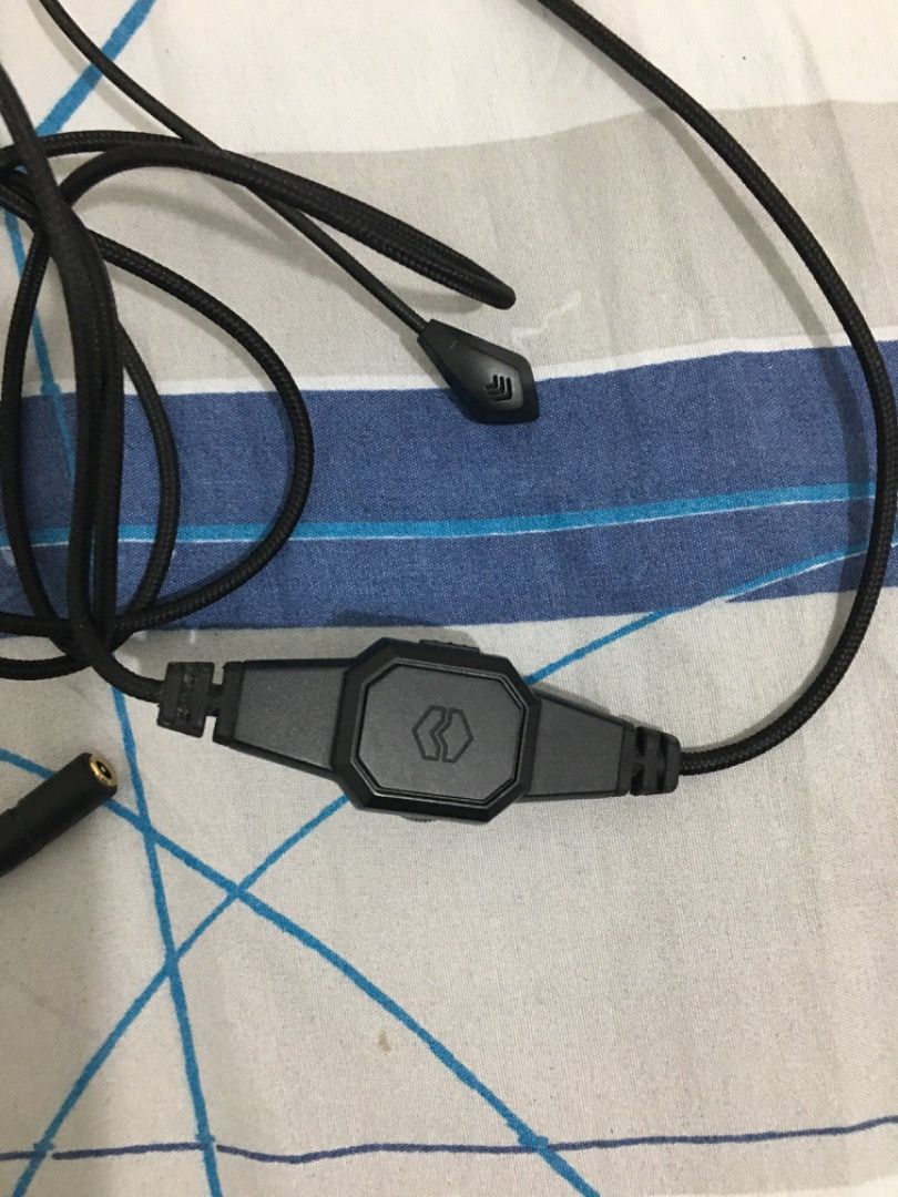 V-Moda BoomPro Microphone (Category: Microphones) located in Pagadian. Submitted by lunchbox991 (Listing ID 1466029437, Image 2). Description: Original V-Moda BoomPro Microphone NO BOX Bought in 2021, put it in storage in 2022 because I used a different mic Comes with the original splitter Can do meetups in Pagadian City Vmoda Vmoda boom pro .