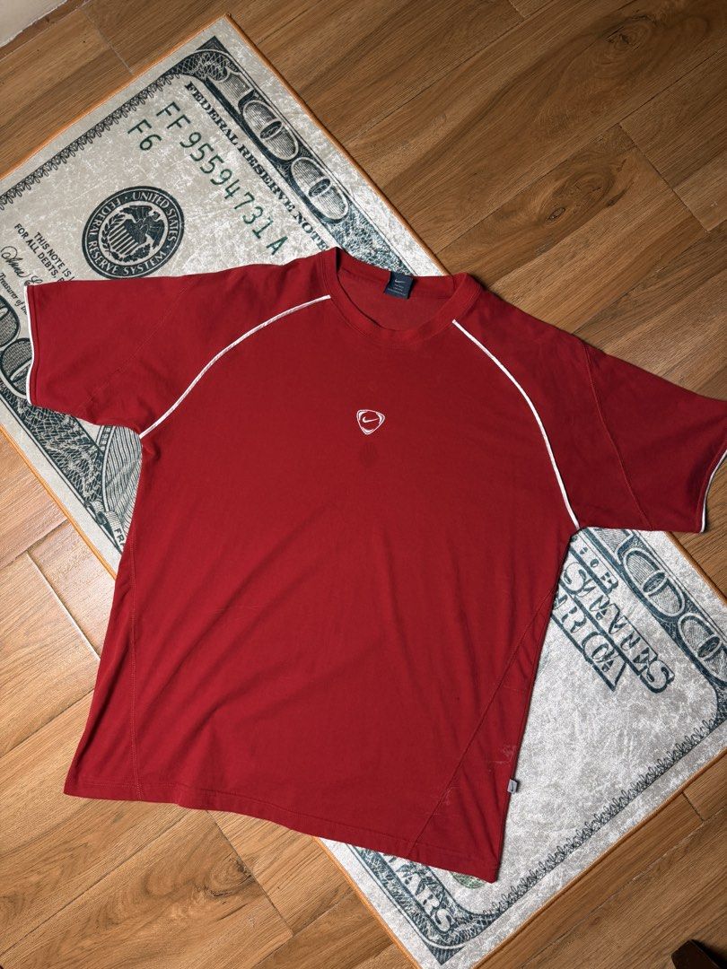 Vntg shirt (Category: Activewear) located in Candelaria. Submitted by ballerthrift796 (Listing ID 1466062509, Image 1). Description: Vntg nike mid swoosh No issue Washble dirt W-23 L-29.