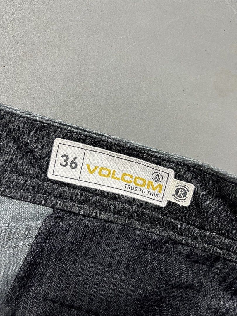 VOLCOM CHINO SHORT (Category: Shorts) located in Quezon City. Submitted by kentstuff (Listing ID 1466072816, Image 3). Description: VOLCOM CHINO SHORT Waist: 38-40 Length: 23 Leg opening: 12 Condition: Excellent CR: 9/10 Issue: nasa pic DISCLAIMER: This is a thrifted item. All brands, logos, and trademarks belong to their rightful owners. We’re here to rehome great pieces — no brand affiliation intended.