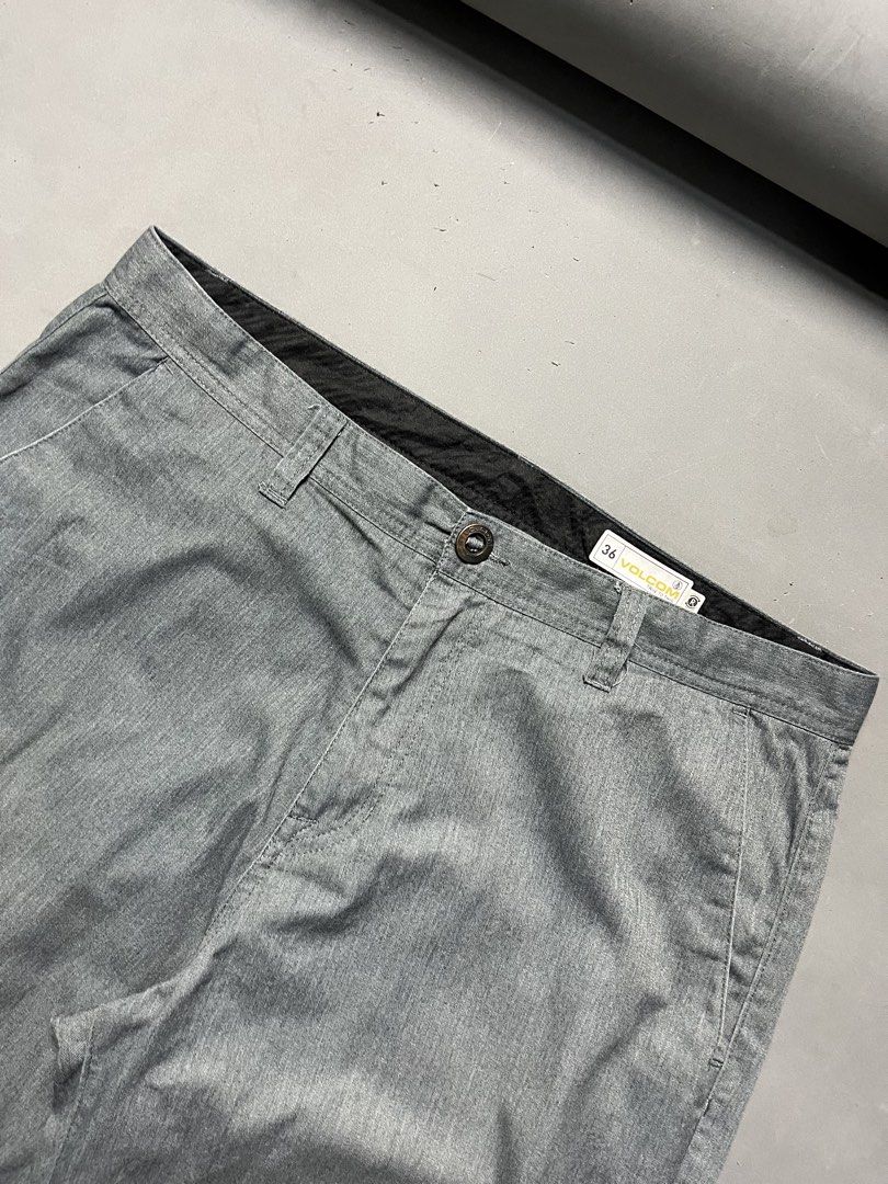VOLCOM CHINO SHORT (Category: Shorts) located in Quezon City. Submitted by kentstuff (Listing ID 1466072816, Image 2). Description: VOLCOM CHINO SHORT Waist: 38-40 Length: 23 Leg opening: 12 Condition: Excellent CR: 9/10 Issue: nasa pic DISCLAIMER: This is a thrifted item. All brands, logos, and trademarks belong to their rightful owners. We’re here to rehome great pieces — no brand affiliation intended.