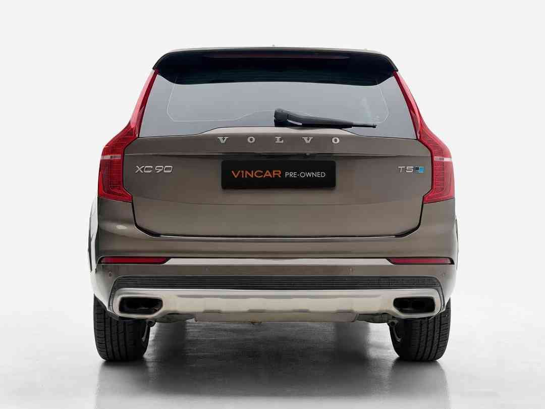 Volvo XC90 T5 Momentum 7-Seater (A) (Category: Used Cars) located in Singapore. Submitted by vincar_pre-owned (Listing ID 1466069198, Image 3). Description: Spacious 7 seater SUV! Huge interior cabin space with comfort and style! Pristine condition inside out. Flawless condition! This XC90 appeals to those looking for a stylish, safe, and versatile luxury SUV. You can be guaranteed with Volvo renowned safety innovations and its well-appointed wit