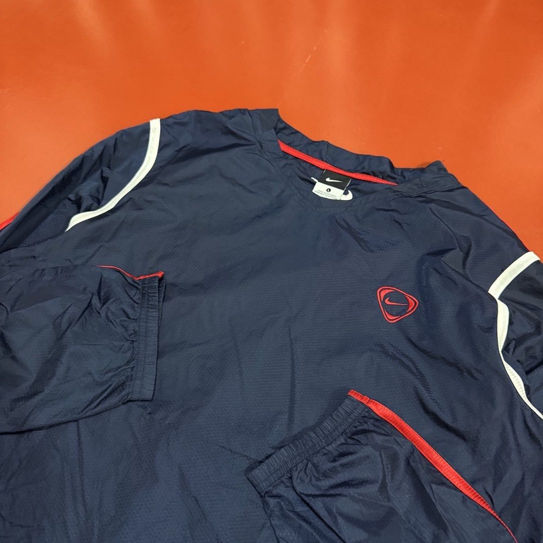 VTG NIKE WINDBREAKER (Category: Coats, Jackets and Outerwear) located in Pasig City. Submitted by buzzthrifty (Listing ID 1466106357, Image 2). Description: SIZE M-L 22x27 EXCELLENT CONDITION .