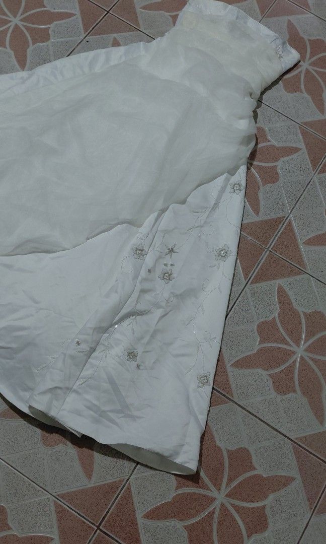 Wedding gown (Category: Evening dresses & gowns) located in Aringay. Submitted by lloybaltazar (Listing ID 1465971547, Image 3). Description: .