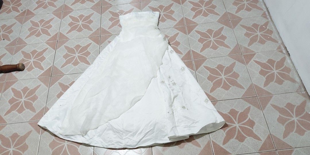 Wedding gown (Category: Evening dresses & gowns) located in Aringay. Submitted by lloybaltazar (Listing ID 1465971547, Image 2). Description: .