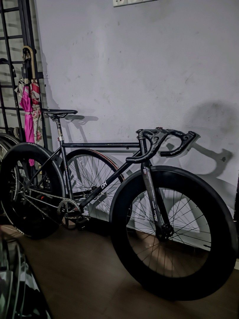 wheelset fixie (Category: Bicycles) located in Ampang. Submitted by faris121016 (Listing ID 1466111421, Image 1). Description: wheelset fixie 88mm hub legend 32/32 condition 9/10 include adapter.