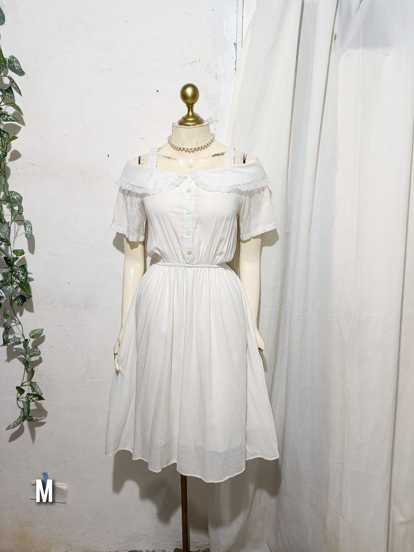 White doll dress elegant (Category: Dresses) located in Pateros City. Submitted by amj_amj (Listing ID 1466095796, Image 1). Description: .
