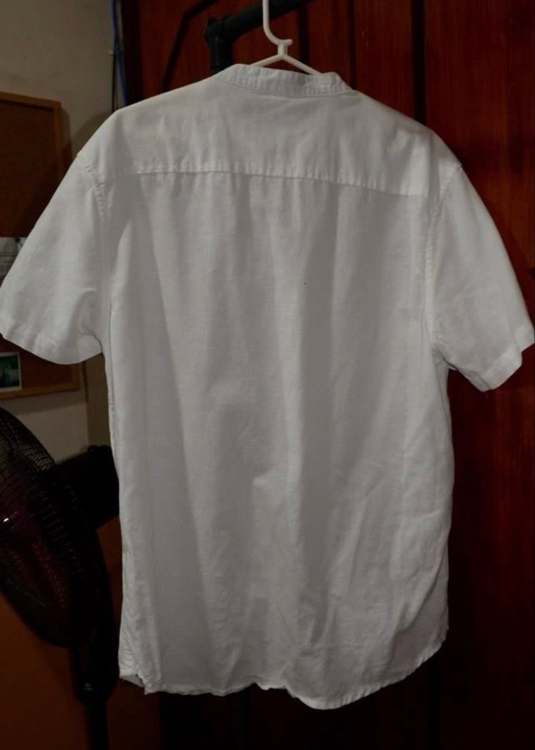 White Mandarin Collar Short Sleeve Shirt XL (Category: Tshirts & Polo Shirts ) located in Legazpi City. Submitted by gelo_tol (Listing ID 1466104607, Image 2). Description: FIRM PRICE of 250 rarely been used can ask for more pics js dm me can also vid call or meet up legazpi or daraga has small circle rust stains, but im selling it because di na sakin fit.