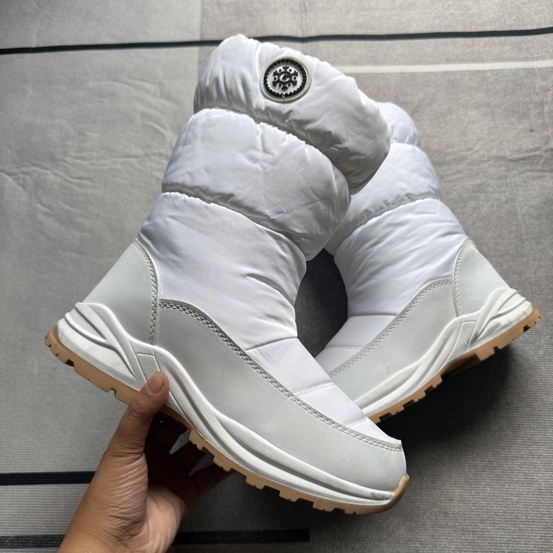 White quilted winter snow boots (Category: Boots) located in Baguio. Submitted by puss_n_boots2600 (Listing ID 1466150189, Image 3). Description: Size 39 Needs Cleaninf.