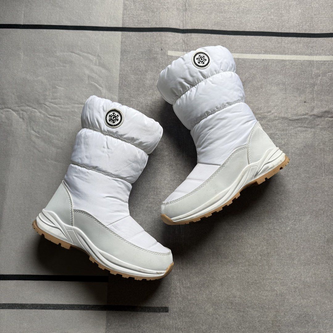 White quilted winter snow boots (Category: Boots) located in Baguio. Submitted by puss_n_boots2600 (Listing ID 1466150189, Image 1). Description: Size 39 Needs Cleaninf.