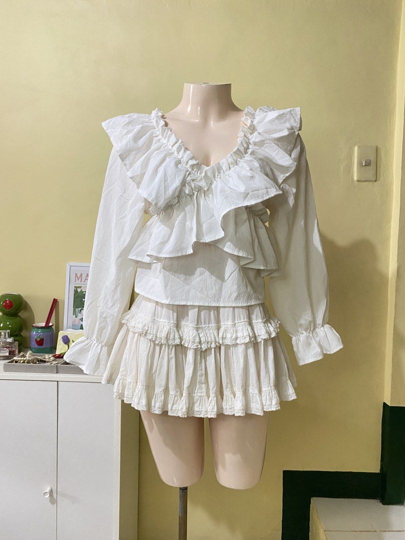 WHITE RUFFLE LONGSLEEVE TOP (Category: Others Tops) located in Dasmarinas. Submitted by hannah.oakph (Listing ID 1466026565, Image 1). Description: small to med.