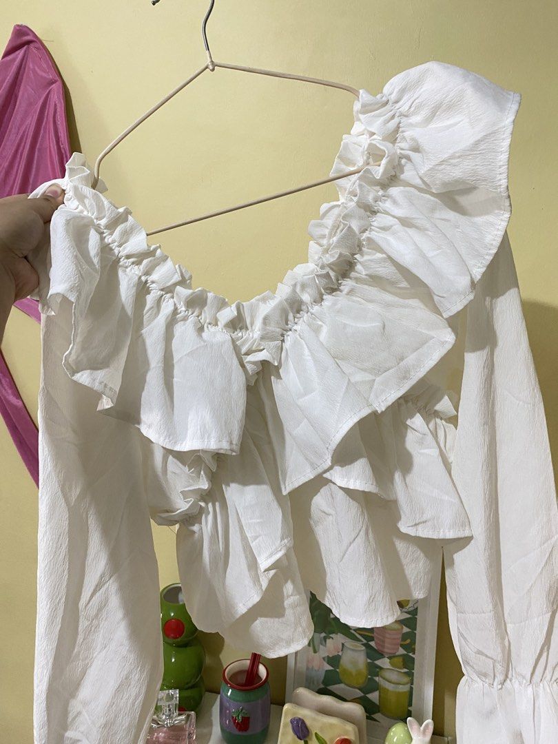 WHITE RUFFLE LONGSLEEVE TOP (Category: Others Tops) located in Dasmarinas. Submitted by hannah.oakph (Listing ID 1466026565, Image 3). Description: small to med.