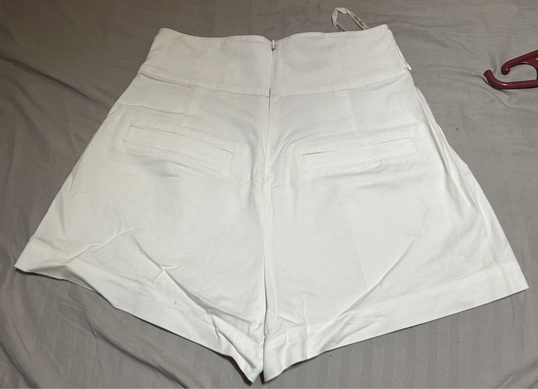 White Shorts (Category: Shorts) located in Manila. Submitted by lueur000 (Listing ID 1466098806, Image 2). Description: Small Waist - 24-25 Length - 14.