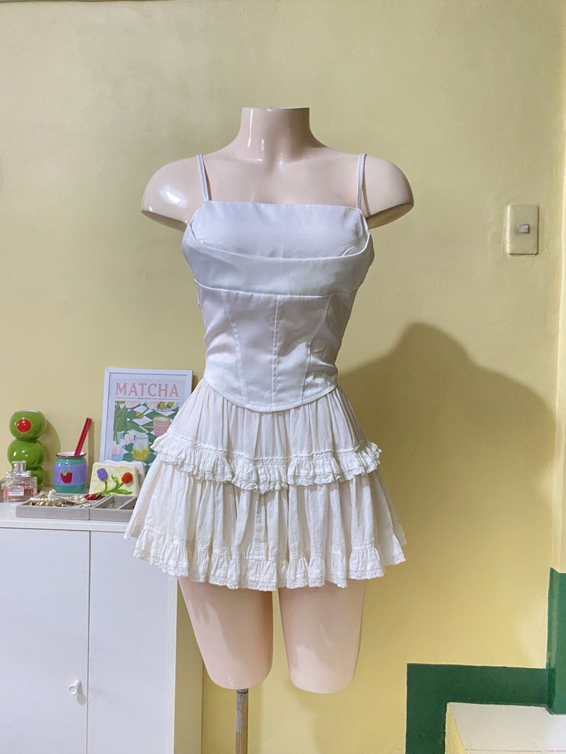 WHITE SILK CORSET-ISH TOP (Category: Others Tops) located in Dasmarinas. Submitted by hannah.oakph (Listing ID 1466021733, Image 1). Description: .