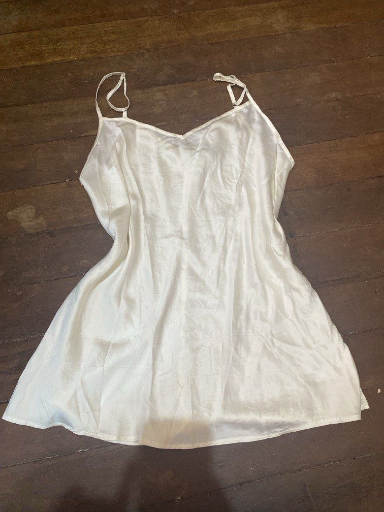 White Silk Top (Category: Sleeveless) located in Dagupan City. Submitted by maryennie (Listing ID 1466013600, Image 1). Description: .