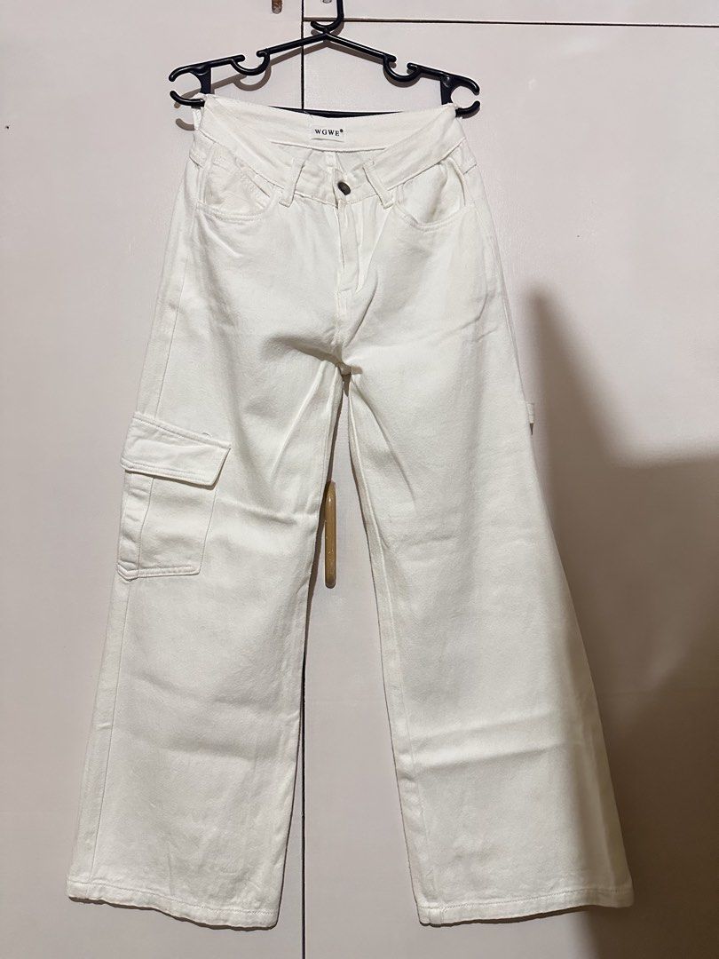 White soft denim cargo pants (Category: Jeans) located in Tandag. Submitted by kawaiispreloved (Listing ID 1466074276, Image 1). Description: Size 26 Pang 5'1 height.