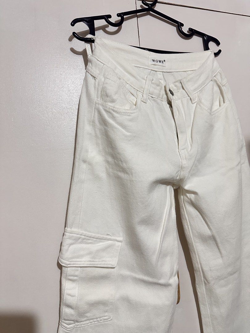 White soft denim cargo pants (Category: Jeans) located in Tandag. Submitted by kawaiispreloved (Listing ID 1466074276, Image 2). Description: Size 26 Pang 5'1 height.