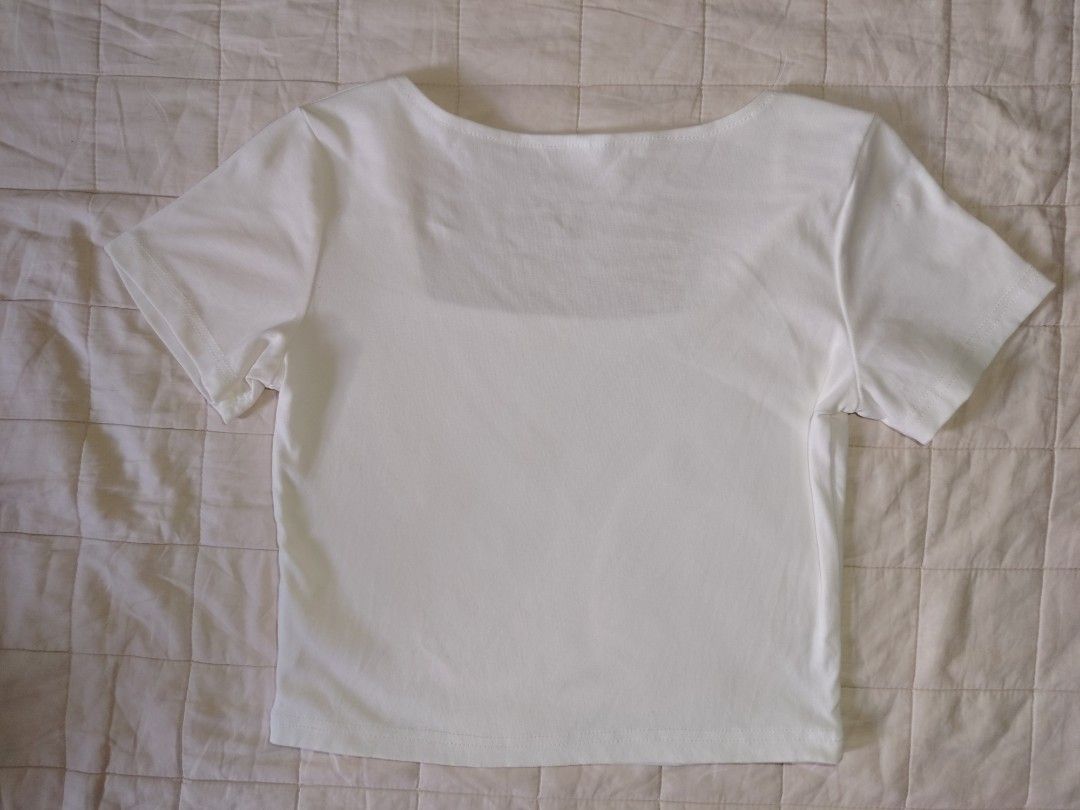 White Square Neck Short Sleeve Crop Top (Category: Shirts) located in Tarlac. Submitted by your_finds (Listing ID 1465996420, Image 2). Description: Description: - (Medium on tag) S-M ang size - White ang color - Square neck Condition: 10/10 / Excellent condition Medida size (inch) Bust: 30-35 Length: 15.5.