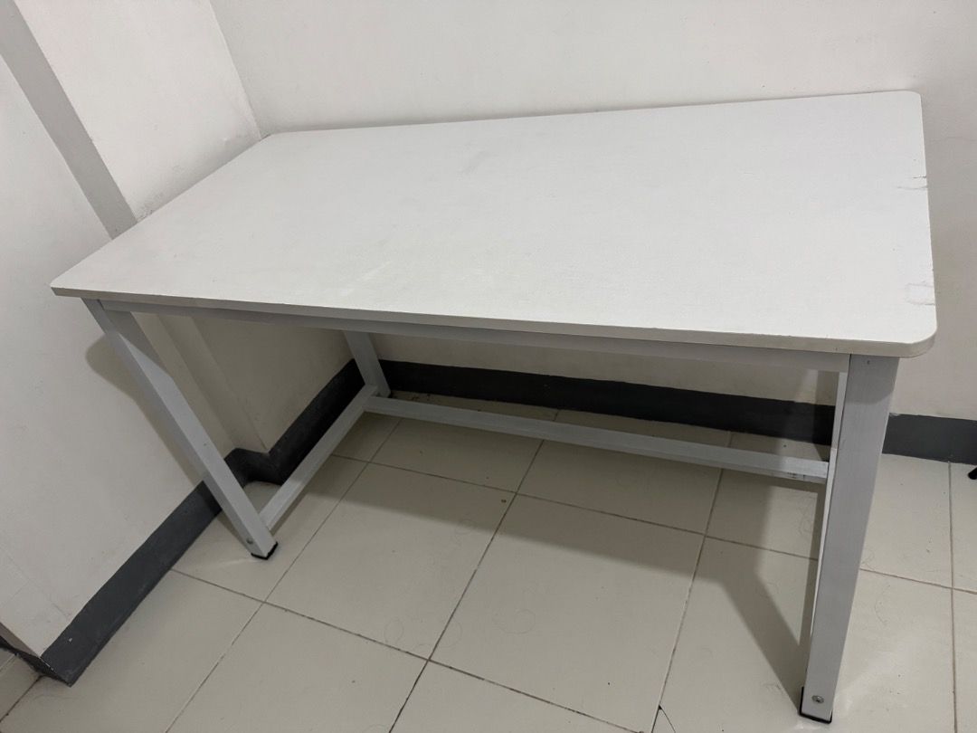 White Study Desk with Metal Frame (Category: Office Furniture & Fixtures) located in Caloocan City. Submitted by freah28000 (Listing ID 1466095018, Image 1). Description: - 120*60*75cm - Color: White with durable metal frame - Design: Clean minimalist style, great for bedrooms or study spaces - Features: Generous surface space for computers and writing tasks - Condition: Stable and sturdy, with minor wear and scuff marks on the surface and edges 