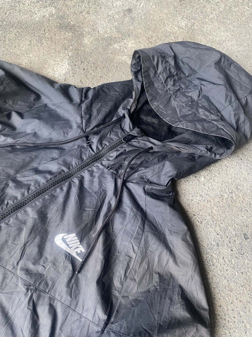 WINDBREAKER NIKE W/HOOD (Category: Hoodies) located in Siniloan. Submitted by jv_anthony (Listing ID 1466094703, Image 3). Description: 21×28 ISSUE: SUN FADE OR ZONROX STAIN VISIBLE ON PIC.