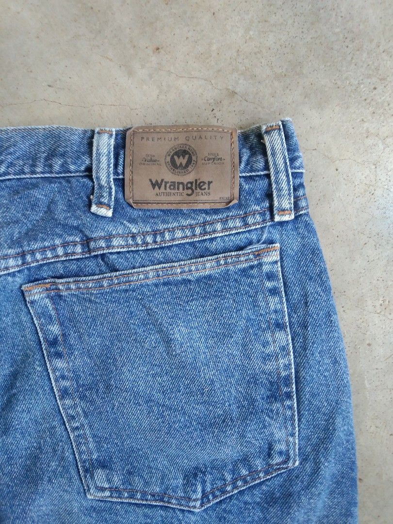 Wrangler denim short (Category: Shorts) located in Ocampo. Submitted by gladiatorxs (Listing ID 1465955536, Image 3). Description: 5 pocket design leather patch no flaws 10/10 color rate 36 waistline 21 length 12 leg opening location Bicol Camarines sur.