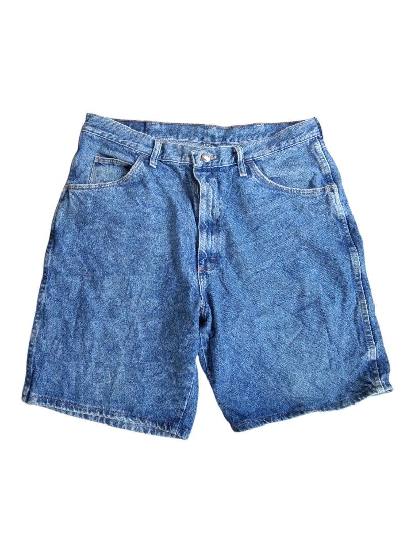 Wrangler denim short (Category: Shorts) located in Ocampo. Submitted by gladiatorxs (Listing ID 1465955536, Image 2). Description: 5 pocket design leather patch no flaws 10/10 color rate 36 waistline 21 length 12 leg opening location Bicol Camarines sur.