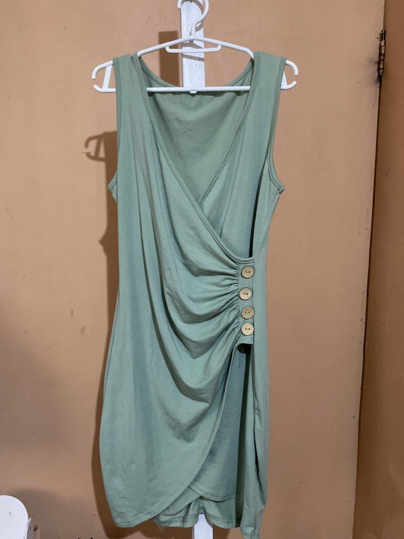 Wrap Around Like Dress (Category: Dresses) located in Siniloan. Submitted by klo.zettefinds (Listing ID 1465964500, Image 1). Description: - body hugging - fits small to semi med sized - has himulmol sa upper part and small stain (washable) .