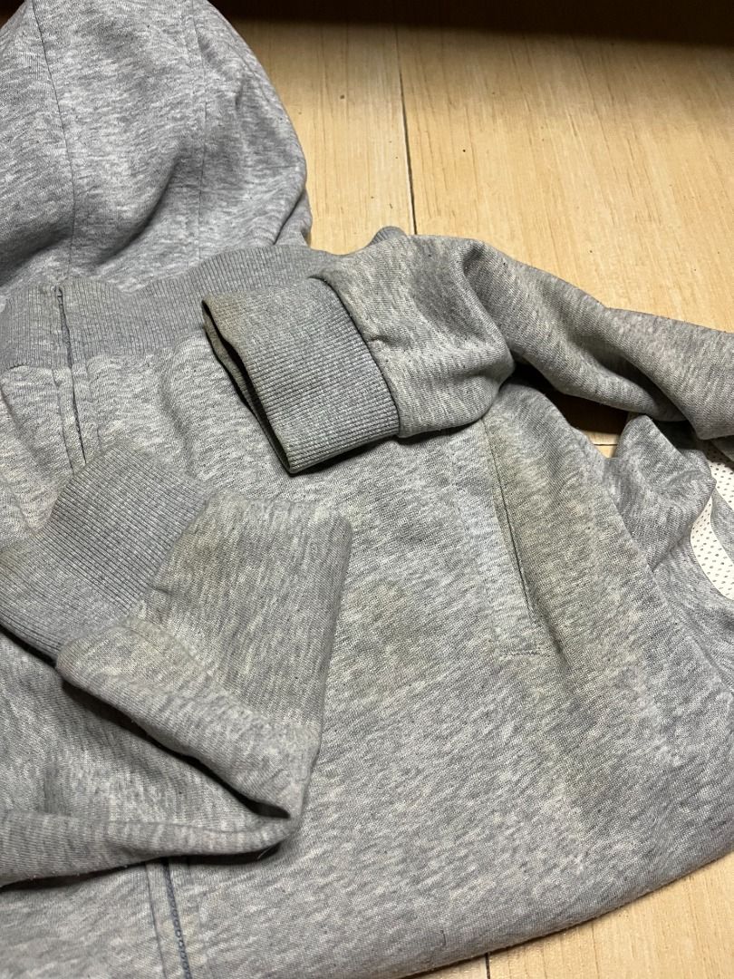 Xtep Full zip hoodie (Category: Hoodies) located in Caloocan City. Submitted by callmemarga (Listing ID 1465971072, Image 3). Description: TAGUIG LOCATION Size : S on tag Issue : Need wash Price : 150 Can ship via LBC/lalamove Half way meet ups/Pick-up.