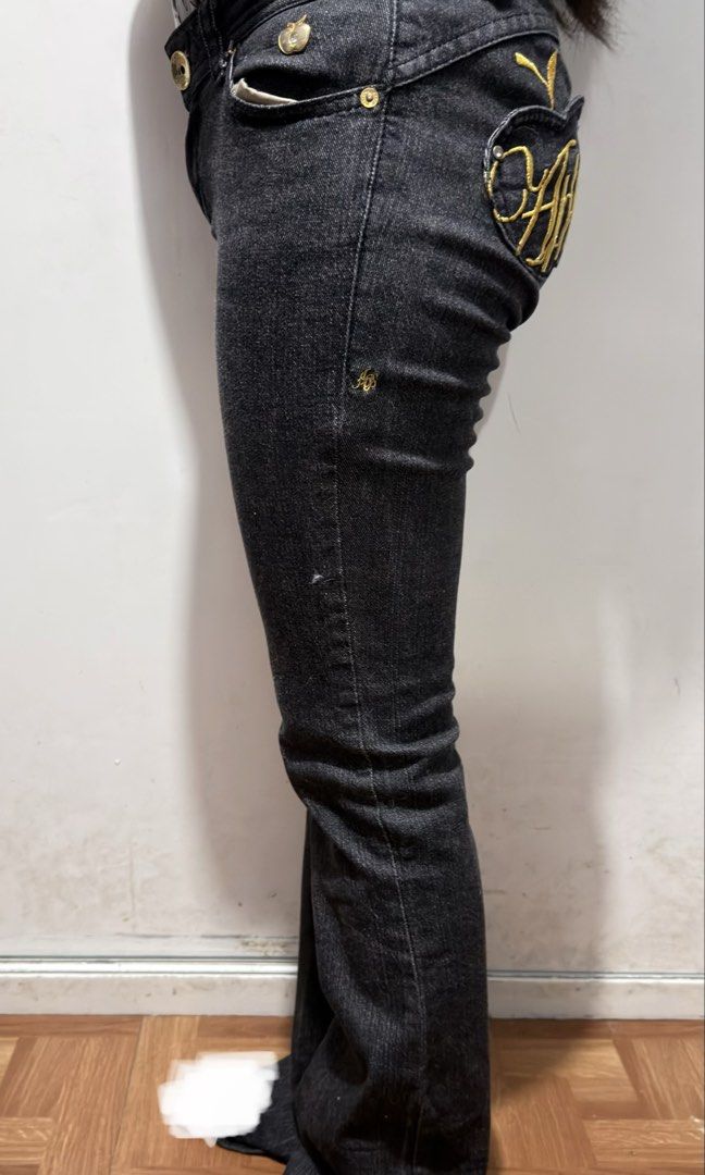 Y2K Apple Bottom Jeans (Category: Jeans) located in Manila. Submitted by alsellspreloves (Listing ID 1466055303, Image 2). Description: Apple Bottoms is a Y2K-era women’s denim and apparel brand launched in 2003 by rapper Nelly and business partners, famously immortalized in the 2007 hit song “Low” by Flo Rida featuring T-Pain..
