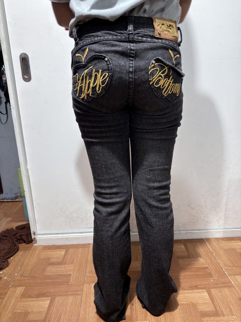 Y2K Apple Bottom Jeans (Category: Jeans) located in Manila. Submitted by alsellspreloves (Listing ID 1466055303, Image 3). Description: Apple Bottoms is a Y2K-era women’s denim and apparel brand launched in 2003 by rapper Nelly and business partners, famously immortalized in the 2007 hit song “Low” by Flo Rida featuring T-Pain..