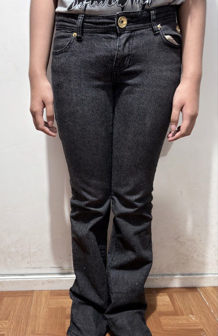 Y2K Apple Bottom Jeans (Category: Jeans) located in Manila. Submitted by alsellspreloves (Listing ID 1466055303, Image 1). Description: Apple Bottoms is a Y2K-era women’s denim and apparel brand launched in 2003 by rapper Nelly and business partners, famously immortalized in the 2007 hit song “Low” by Flo Rida featuring T-Pain..
