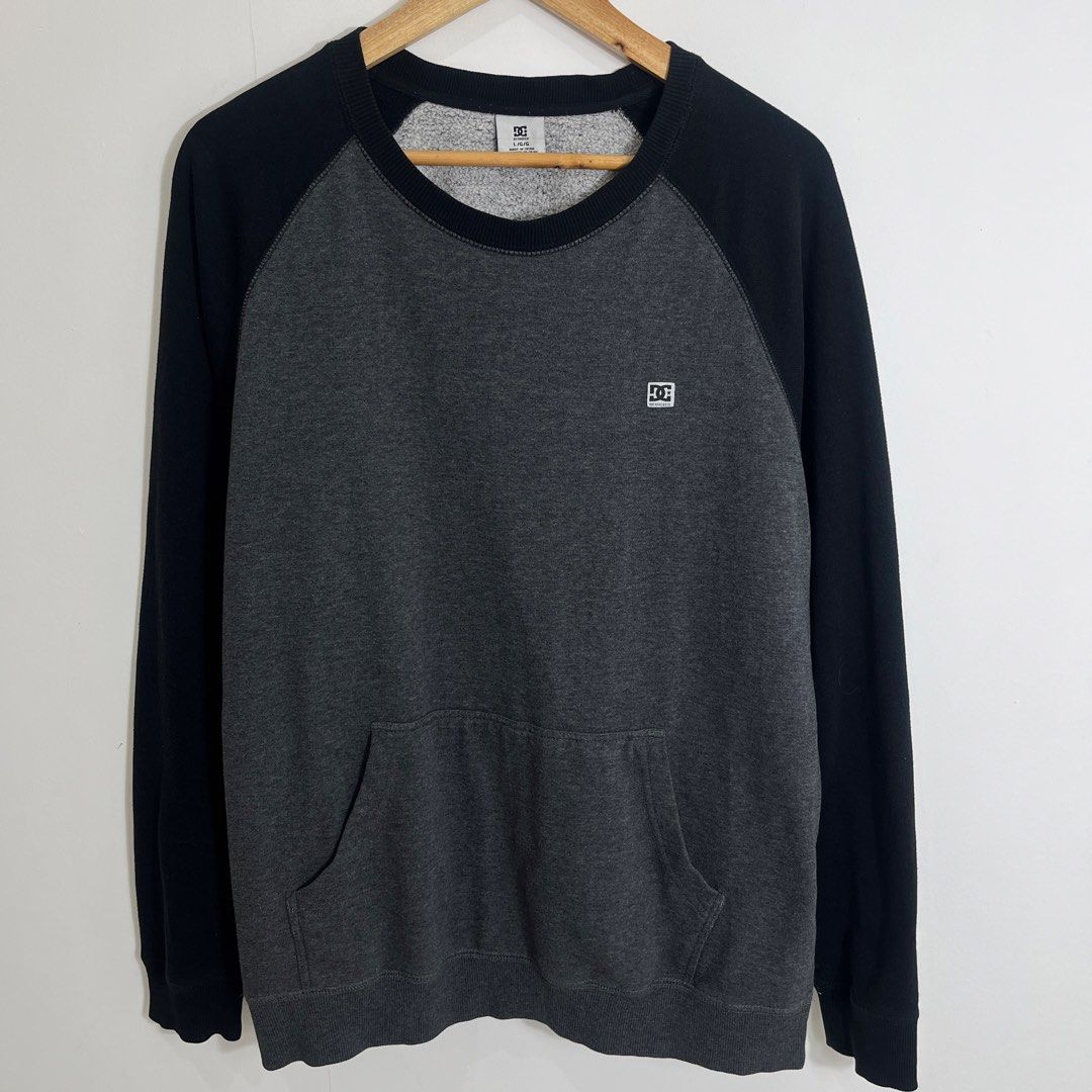 Y2k DC Shoe Co Raglan Sweatshirt (Category: Coats, Jackets and Outerwear) located in Nasugbu. Submitted by janstuffs.ph (Listing ID 1466118853, Image 2). Description: Y2k DC Shoe Co. Size on tag: LARGE Dimension: 23 "W x 28"L Sleeve: 25" Condition: 9.5/10 Excellent Flaw: NONE Mine: 480 Thankyou po 🫶💕.