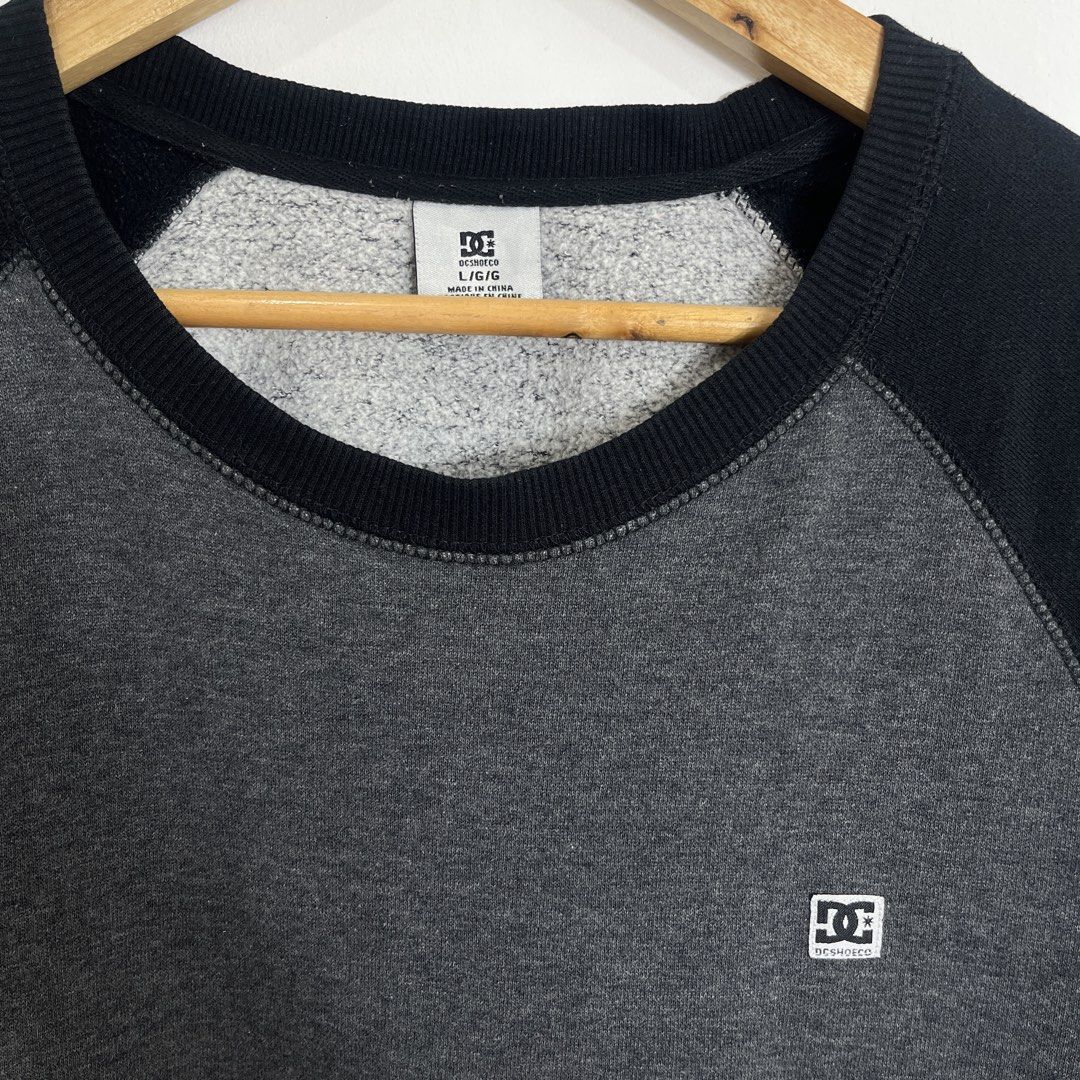 Y2k DC Shoe Co Raglan Sweatshirt (Category: Coats, Jackets and Outerwear) located in Nasugbu. Submitted by janstuffs.ph (Listing ID 1466118853, Image 3). Description: Y2k DC Shoe Co. Size on tag: LARGE Dimension: 23 "W x 28"L Sleeve: 25" Condition: 9.5/10 Excellent Flaw: NONE Mine: 480 Thankyou po 🫶💕.