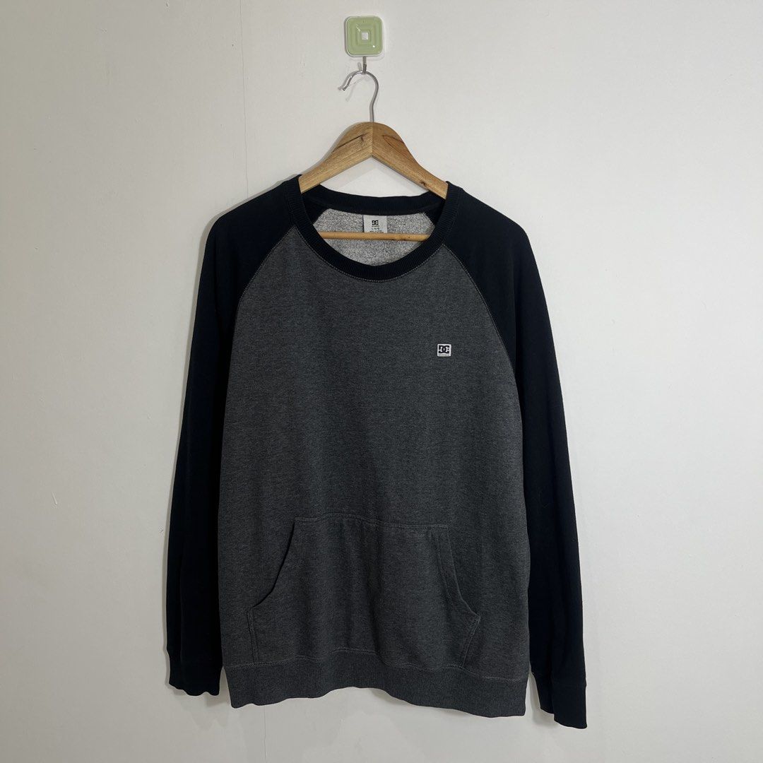 Y2k DC Shoe Co Raglan Sweatshirt (Category: Coats, Jackets and Outerwear) located in Nasugbu. Submitted by janstuffs.ph (Listing ID 1466118853, Image 1). Description: Y2k DC Shoe Co. Size on tag: LARGE Dimension: 23 "W x 28"L Sleeve: 25" Condition: 9.5/10 Excellent Flaw: NONE Mine: 480 Thankyou po 🫶💕.