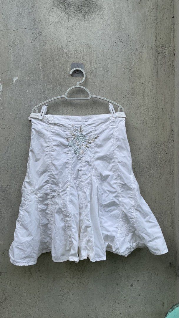 Y2k Flared Multipocket Midi Skirt (Category: Maternity wear) located in Butuan. Submitted by vanvan0830 (Listing ID 1466056997, Image 2). Description: Y2k Flared Multipocket Midi Skirt Waistline 30 Length 23 No issue Excellent condition.