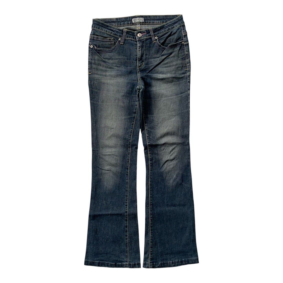 Y2K Girafix Low Rise Washed Flared / Bootcut Jeans (Category: Jeans) located in Sindangan. Submitted by holy_thrift (Listing ID 1466153256, Image 1). Description: - Y2K Girafix Low Rise Washed Flared / Bootcut Jeans - waist / 28 - rise / 9 - thigh / 9.5 - knee / 7 - length / 37.5 - leg opening / - mid hard / heavy / 10% stretchy - issue / sign of usage nasa pic na lahat ng dets - no when worn🙏 - free shipping.