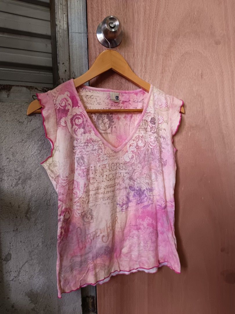Y2k graphic top (Category: Sleeveless) located in Davao. Submitted by mln-boutique (Listing ID 1465970850, Image 1). Description: size - M good condition.
