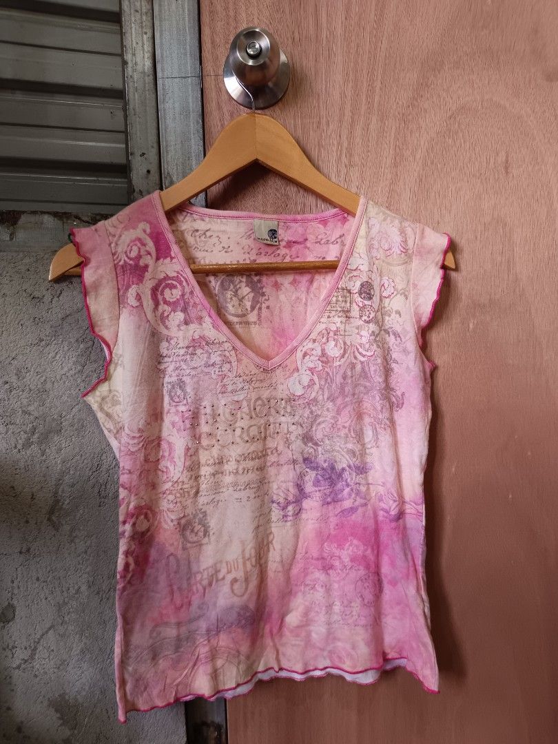 Y2k graphic top (Category: Sleeveless) located in Davao. Submitted by mln-boutique (Listing ID 1465970850, Image 2). Description: size - M good condition.