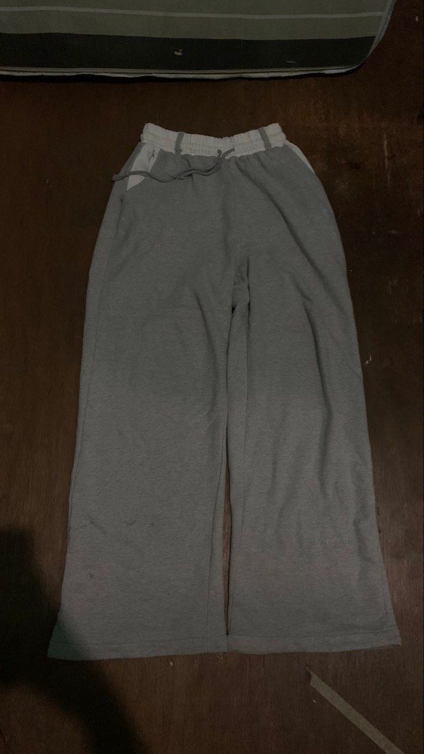 Y2K Grey Wide Leg Sweatpants (Category: Joggers) located in Cavite. Submitted by kenjie_thrift (Listing ID 1466085829, Image 1). Description: BAGGY SWEATPANTS WAIST FREE 42 LENGTH 12 LEG HOLE.