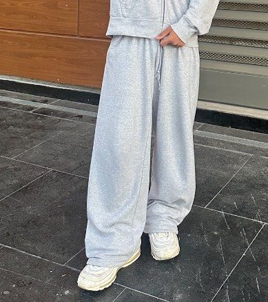 Y2K Grey Wide Leg Sweatpants (Category: Joggers) located in Cavite. Submitted by kenjie_thrift (Listing ID 1466085829, Image 3). Description: BAGGY SWEATPANTS WAIST FREE 42 LENGTH 12 LEG HOLE.