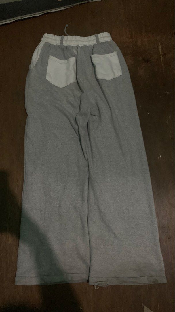 Y2K Grey Wide Leg Sweatpants (Category: Joggers) located in Cavite. Submitted by kenjie_thrift (Listing ID 1466085829, Image 2). Description: BAGGY SWEATPANTS WAIST FREE 42 LENGTH 12 LEG HOLE.
