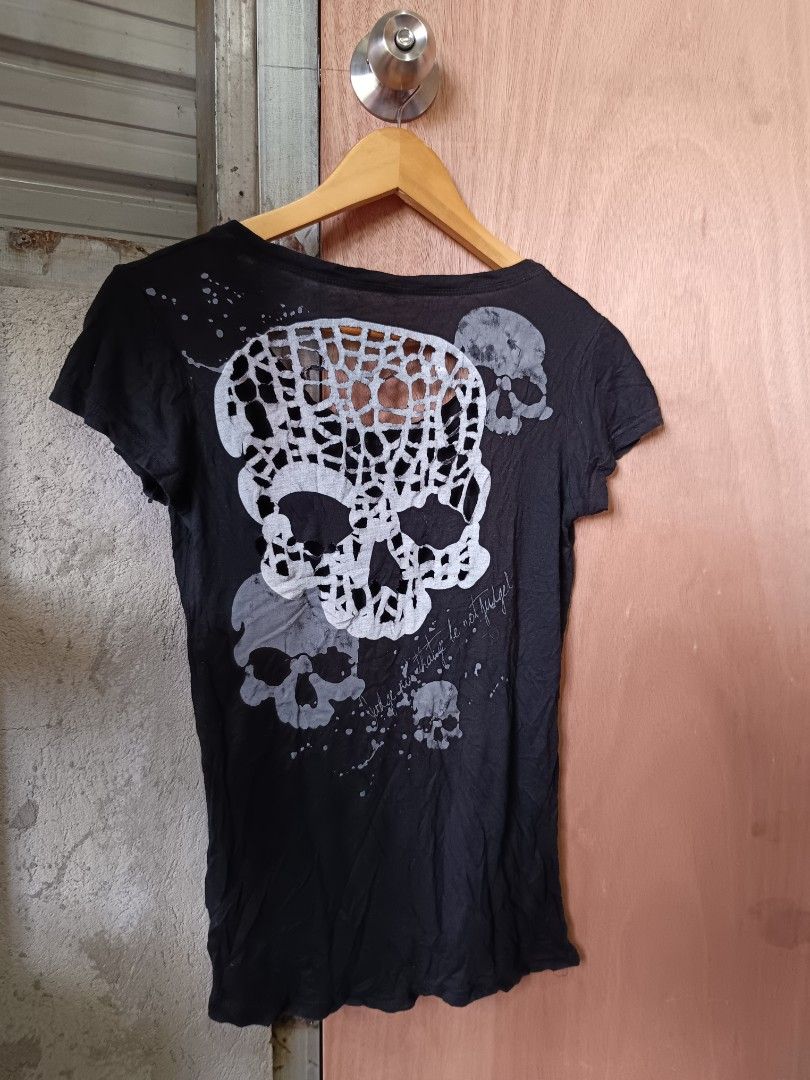 Y2k grunge style top (Category: Shirts) located in Davao. Submitted by mln-boutique (Listing ID 1465971308, Image 3). Description: size - M good condition.