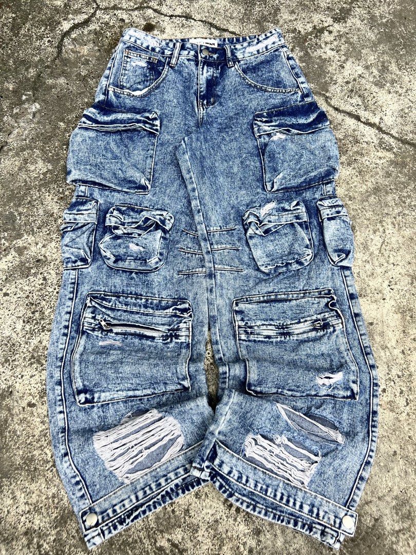 Y2k Multi pocket Baggy Jeans (Category: Jeans) located in Manila. Submitted by jamesgrefi35527 (Listing ID 1465997325, Image 1). Description: Dm.