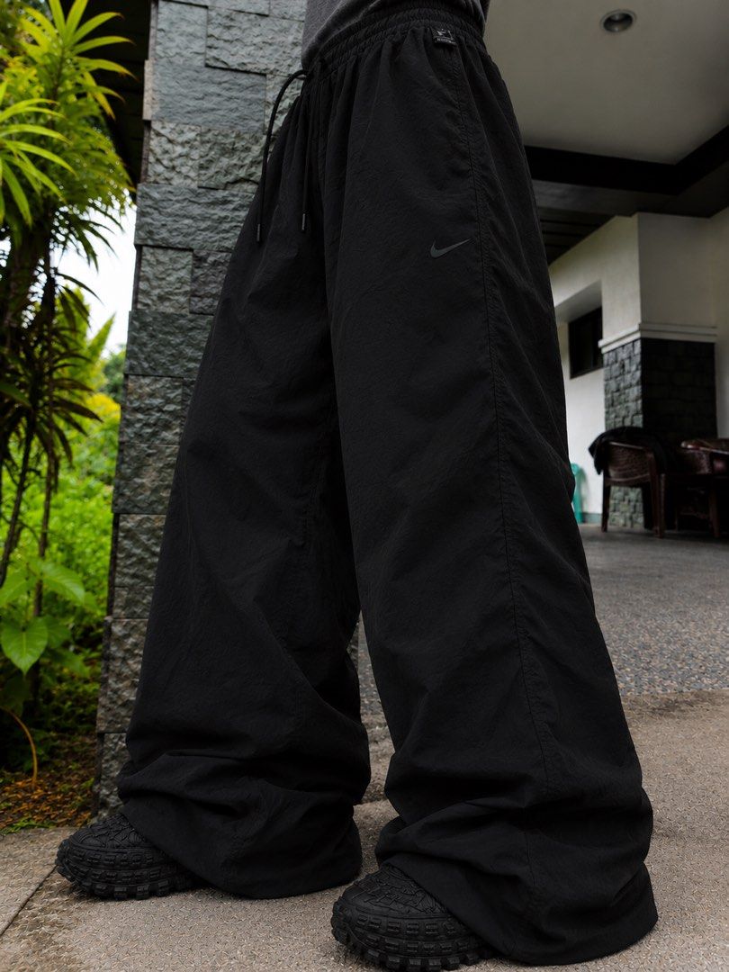 Y2k Nike Trackpants (Category: Activewear) located in Manila. Submitted by jamesgrefi35527 (Listing ID 1466113333, Image 1). Description: Dm.