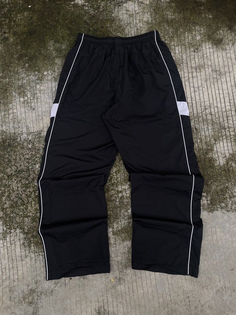 Y2k Vintage Nike Trackpants Double Lining (Category: Joggers) located in Manila. Submitted by arooold (Listing ID 1466048708, Image 2). Description: Vintage Nike Trackpants Double Lining Climatfit 26-30 W - Stretch to 32 40 L 9 Hem Size L on Tag No Issue Color Rate 100/10 Complete Tag/Wash Tag As New 100/10 Excellent Condi Qc loc, dm if interested! 📩📩📩.