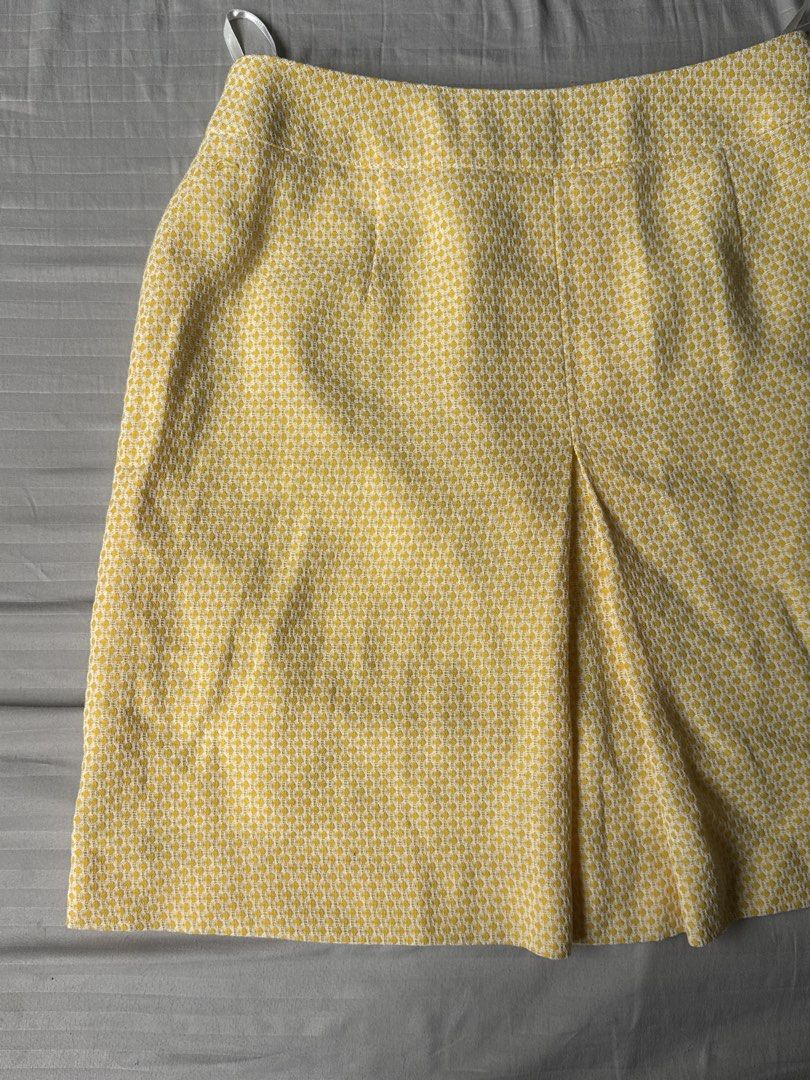 Yellow patterned pleated skirt (Category: Skirts) located in Mandaluyong City. Submitted by ilougeranc08517 (Listing ID 1465978057, Image 2). Description: Pleated skirt Size 26inches With hook and zipper .