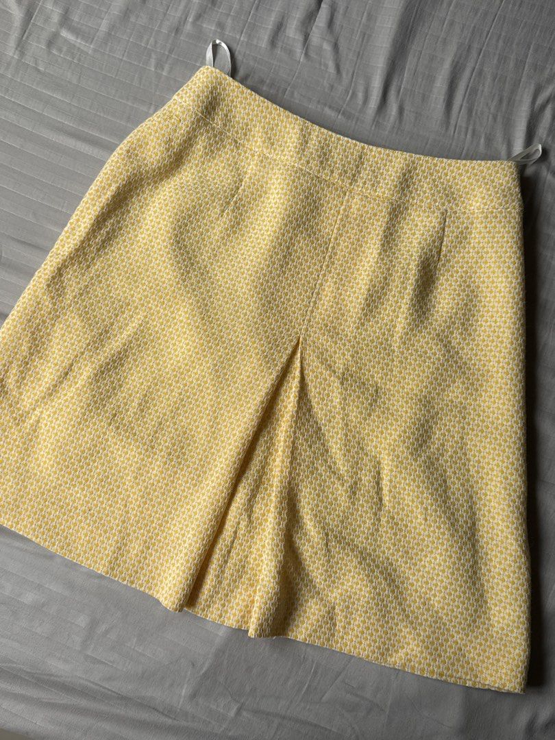 Yellow patterned pleated skirt (Category: Skirts) located in Mandaluyong City. Submitted by ilougeranc08517 (Listing ID 1465978057, Image 1). Description: Pleated skirt Size 26inches With hook and zipper .
