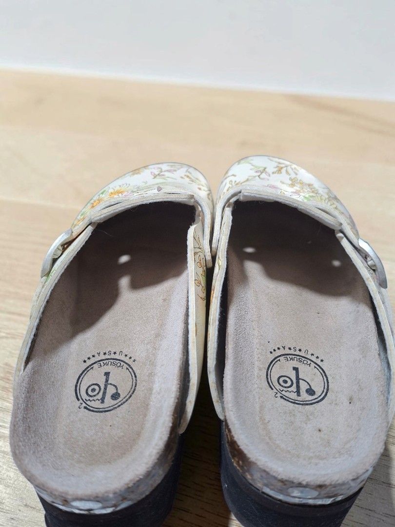 YOSUKE FLORAL MULE PLATFORM (Category: Flats & Sandals) located in Las Pinas. Submitted by annachiaonair2037 (Listing ID 1465962021, Image 2). Description: YOSUKE USA FLORAL PLATFORM MULES FROM JAPAN 1.5" PLATFORM HEIGHT GENUINE LEATHER COMFY FITS SIZE 7.5 TO 8.